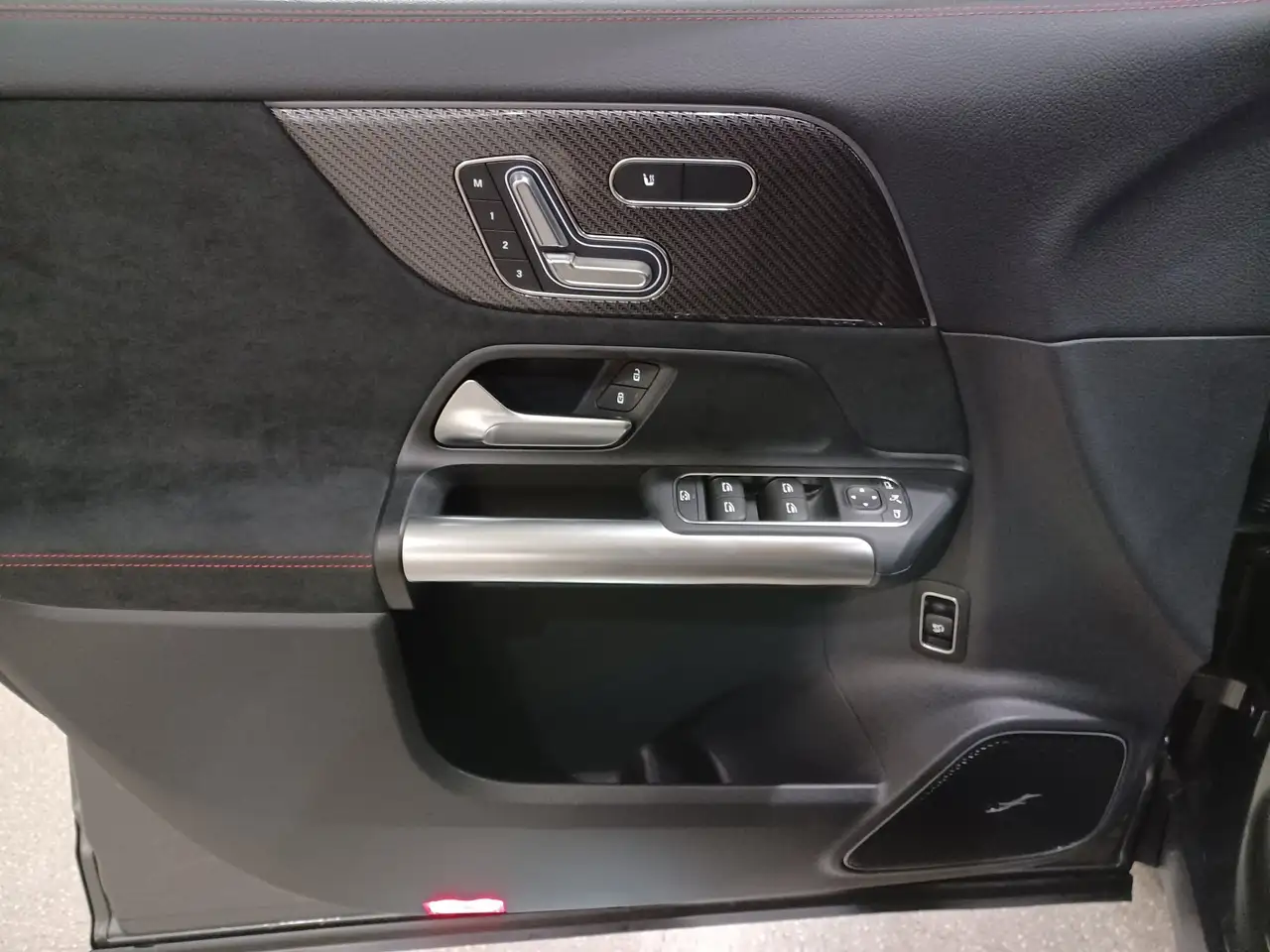 Mercedes-Benz GLA снимка Mercedes-Benz GLA