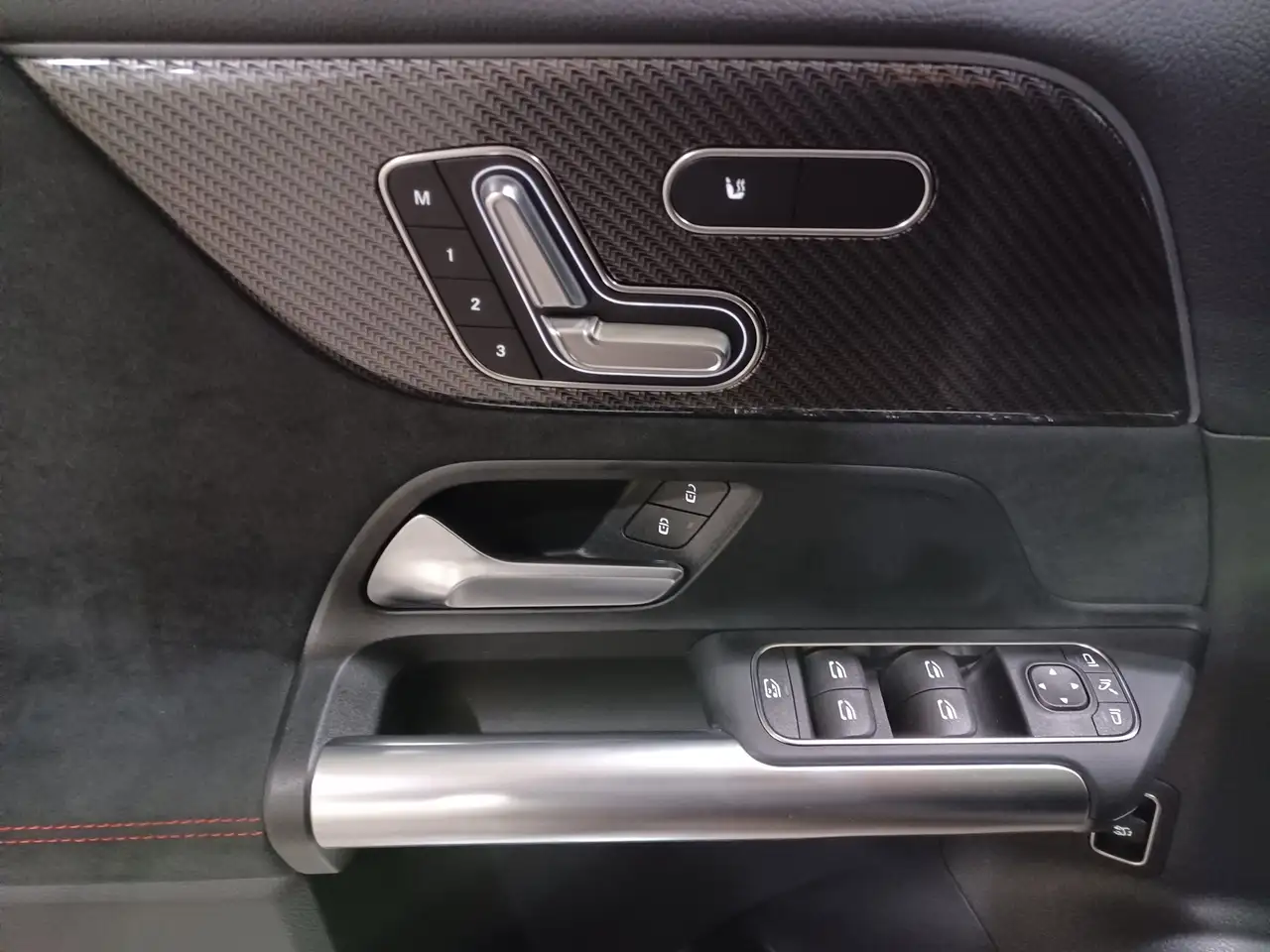 Mercedes-Benz GLA снимка Mercedes-Benz GLA