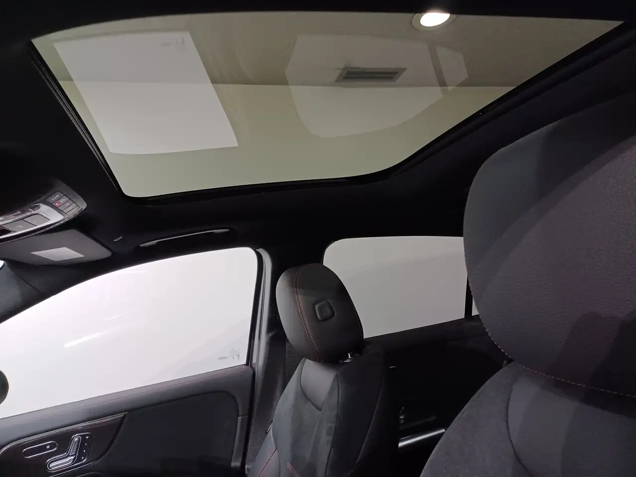 Mercedes-Benz GLA снимка Mercedes-Benz GLA