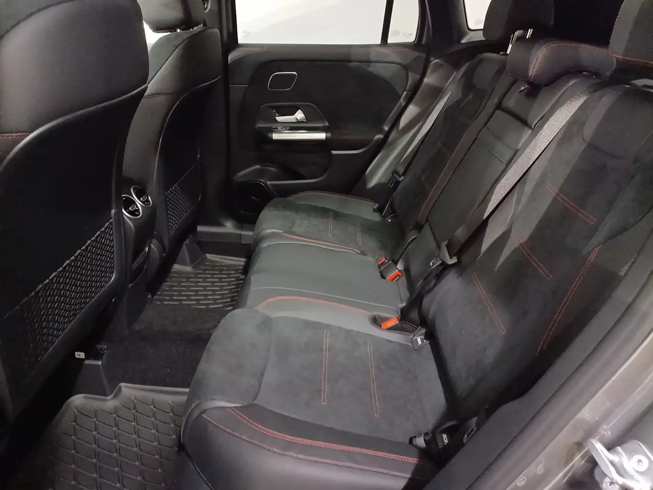 Mercedes-Benz GLA снимка Mercedes-Benz GLA