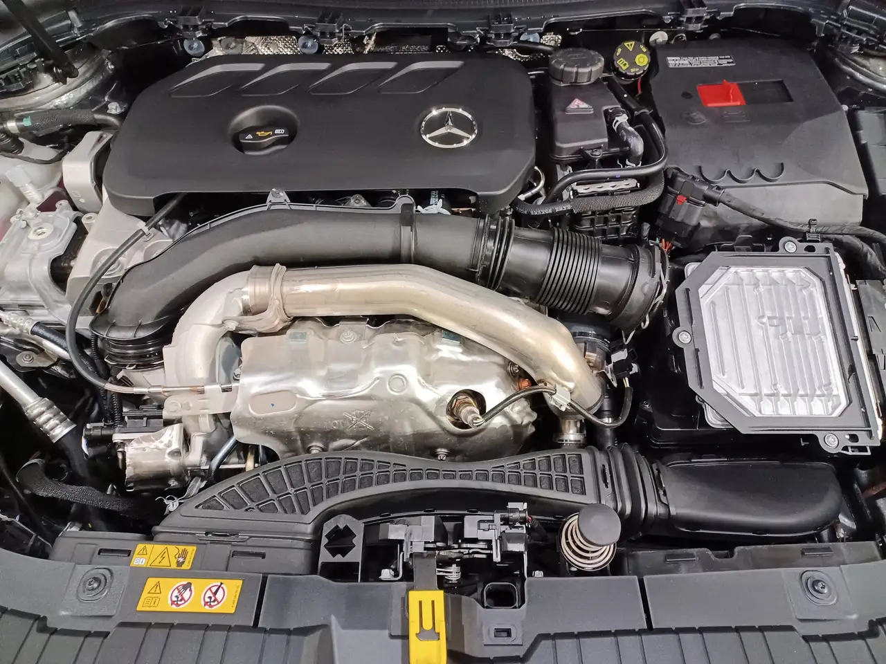Mercedes-Benz GLA снимка Mercedes-Benz GLA