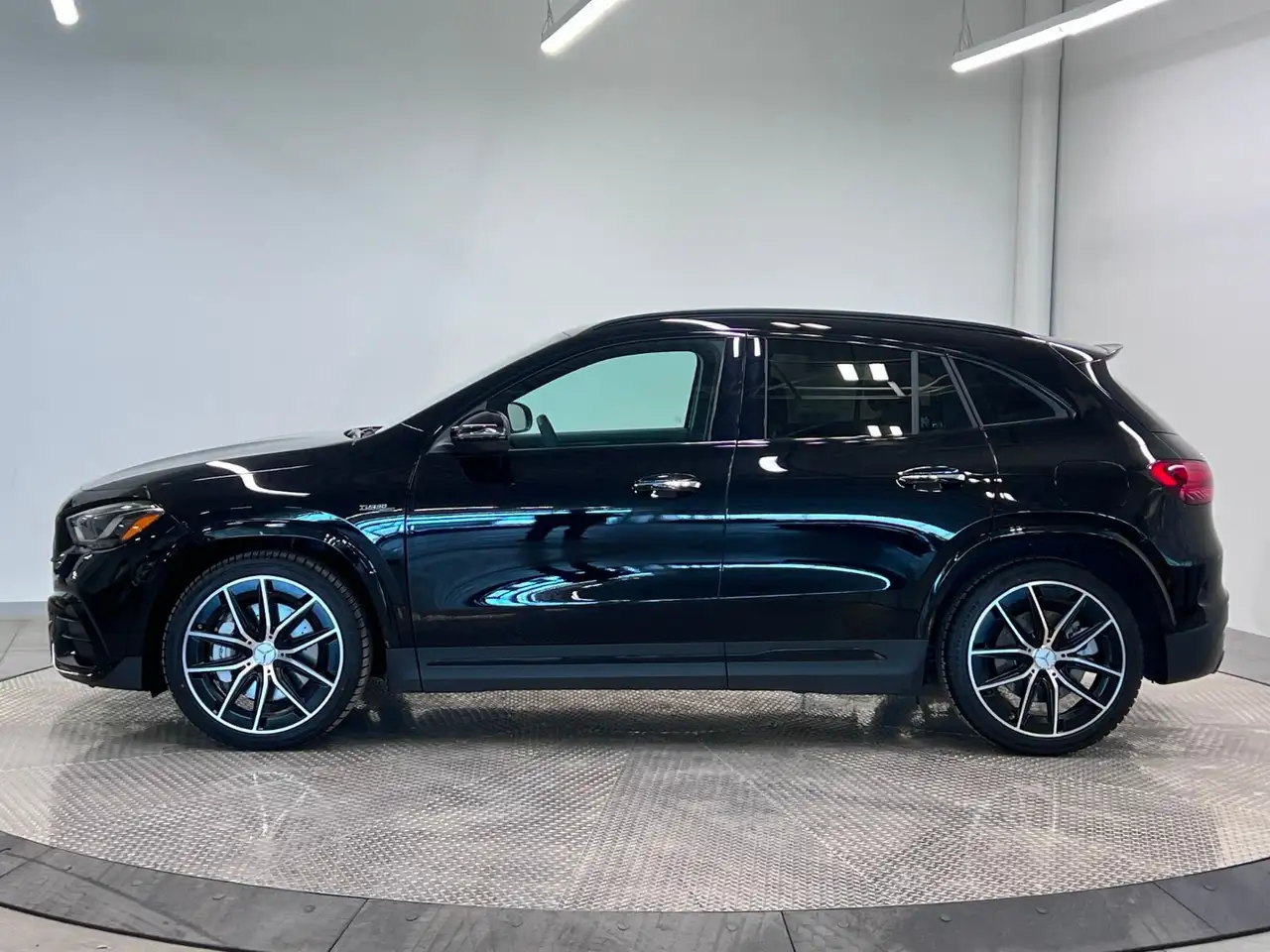 Mercedes-Benz GLA снимка Mercedes-Benz GLA