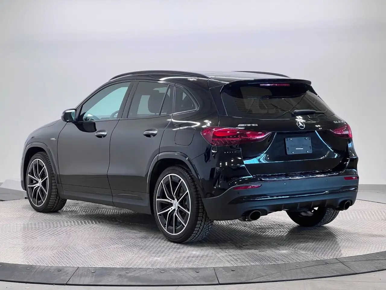 Mercedes-Benz GLA снимка Mercedes-Benz GLA