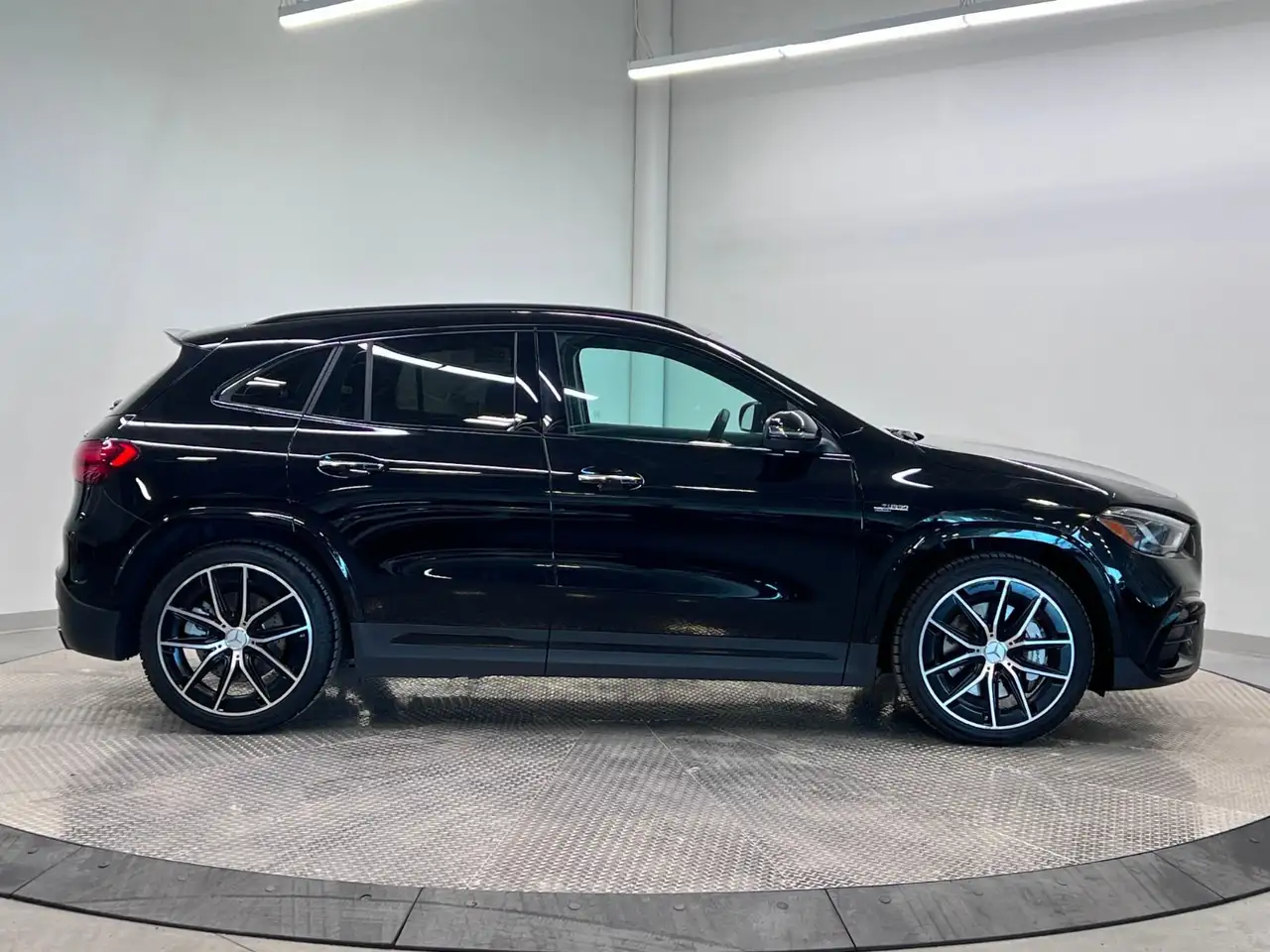 Mercedes-Benz GLA снимка Mercedes-Benz GLA