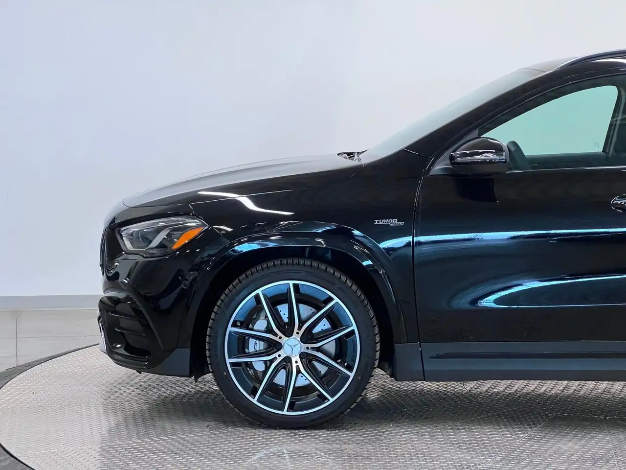 Mercedes-Benz GLA снимка Mercedes-Benz GLA