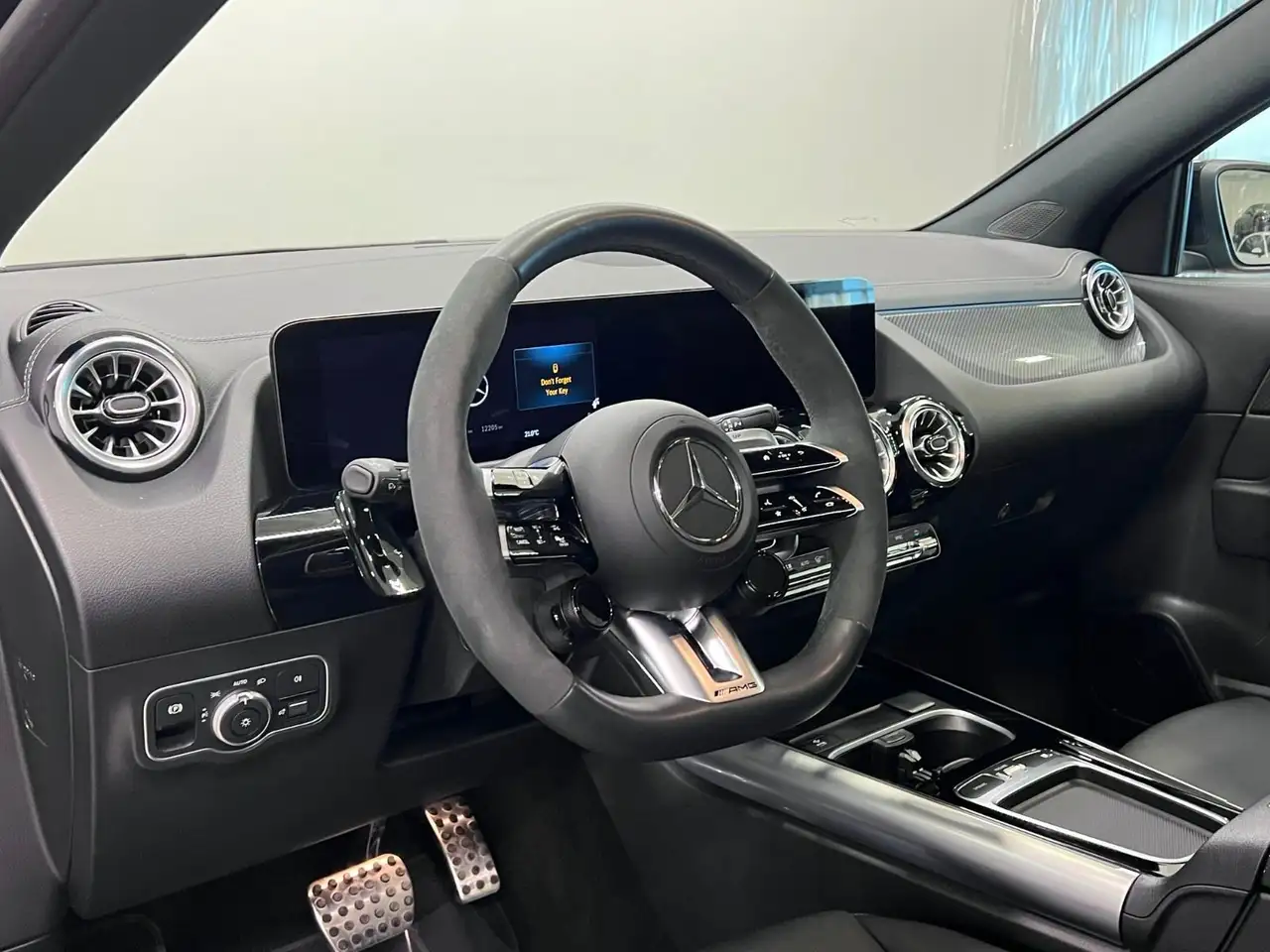 Mercedes-Benz GLA снимка Mercedes-Benz GLA