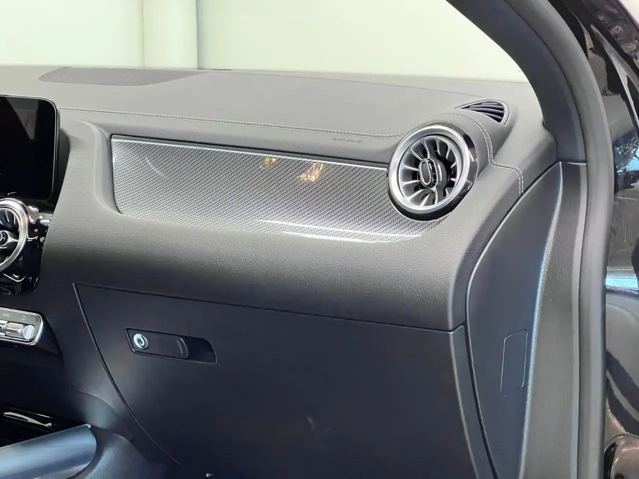 Mercedes-Benz GLA снимка Mercedes-Benz GLA