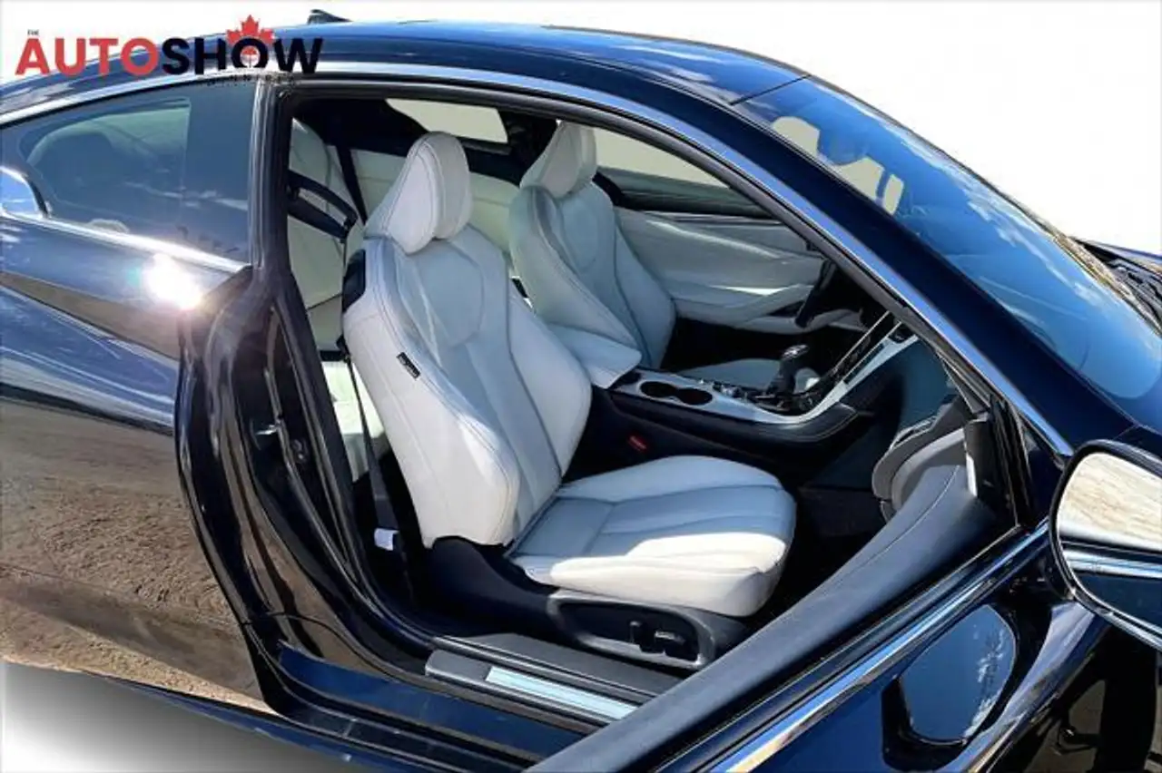 Infiniti Q60 снимка Infiniti Q60
