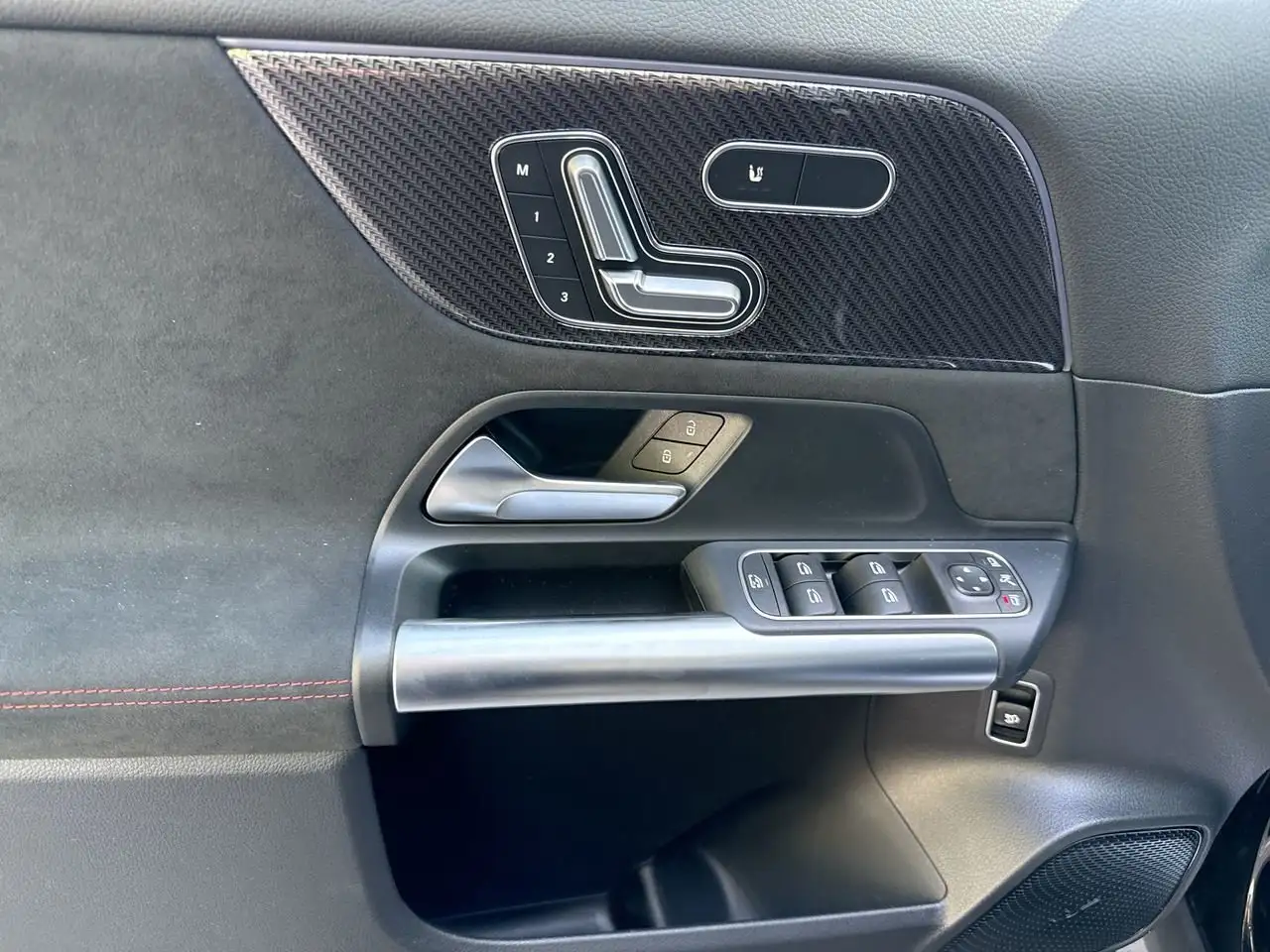 Mercedes-Benz GLA снимка Mercedes-Benz GLA