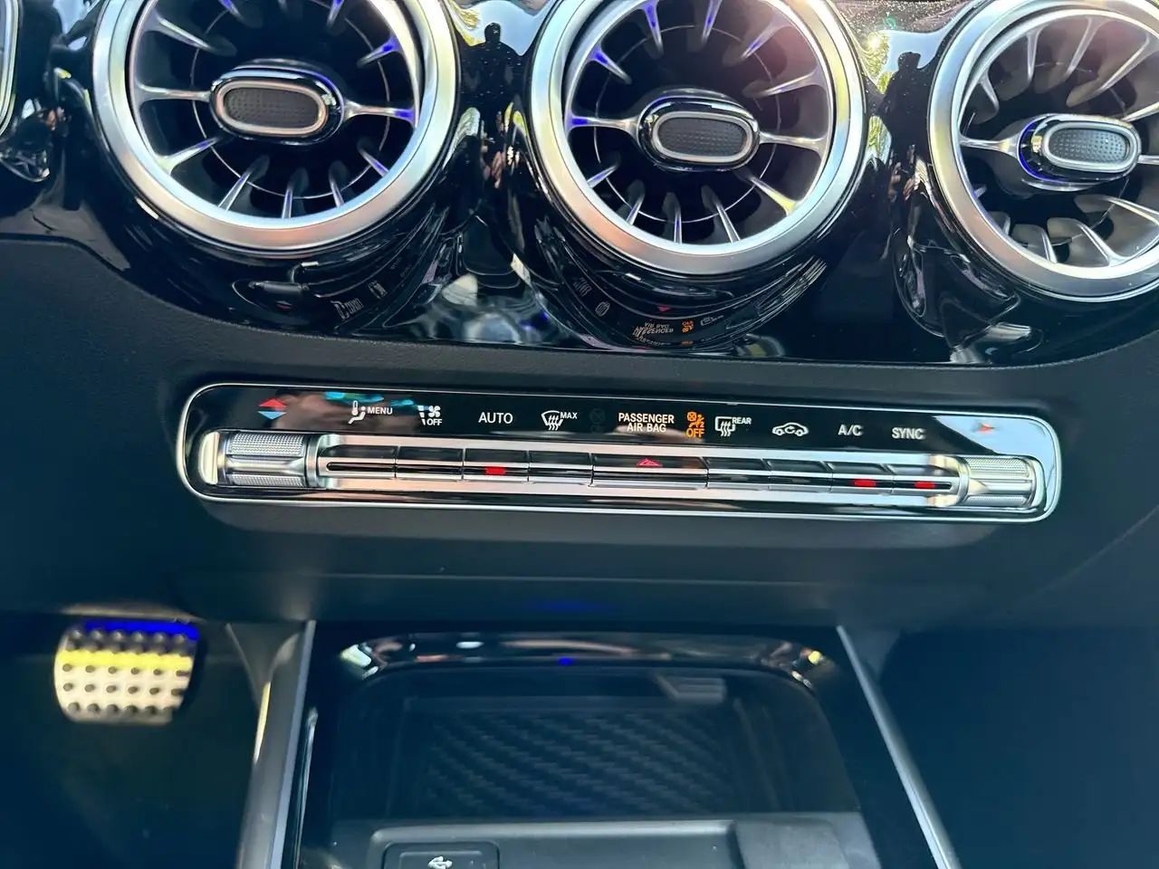 Mercedes-Benz GLA снимка Mercedes-Benz GLA