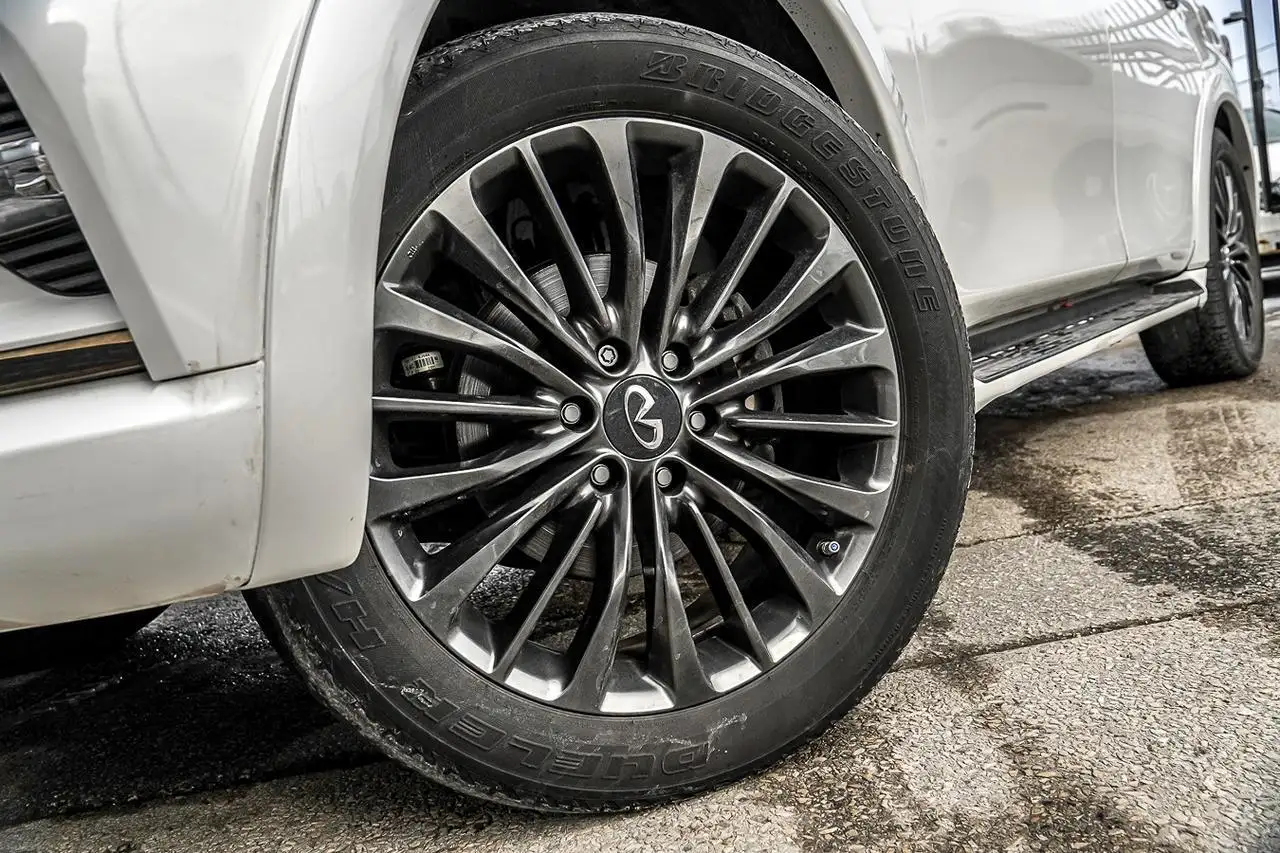 Infiniti QX80 снимка Infiniti QX80