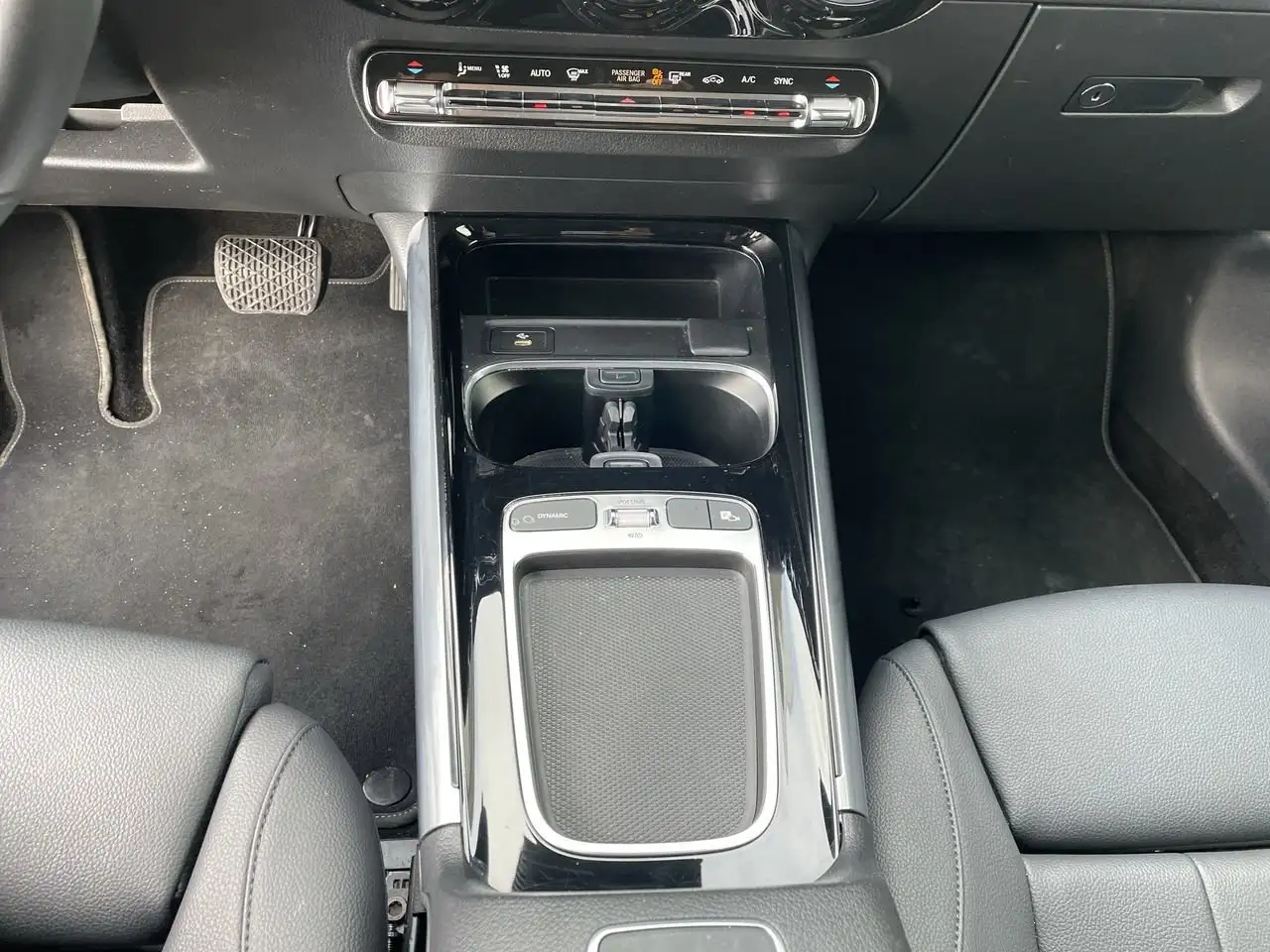 Mercedes-Benz GLA снимка Mercedes-Benz GLA