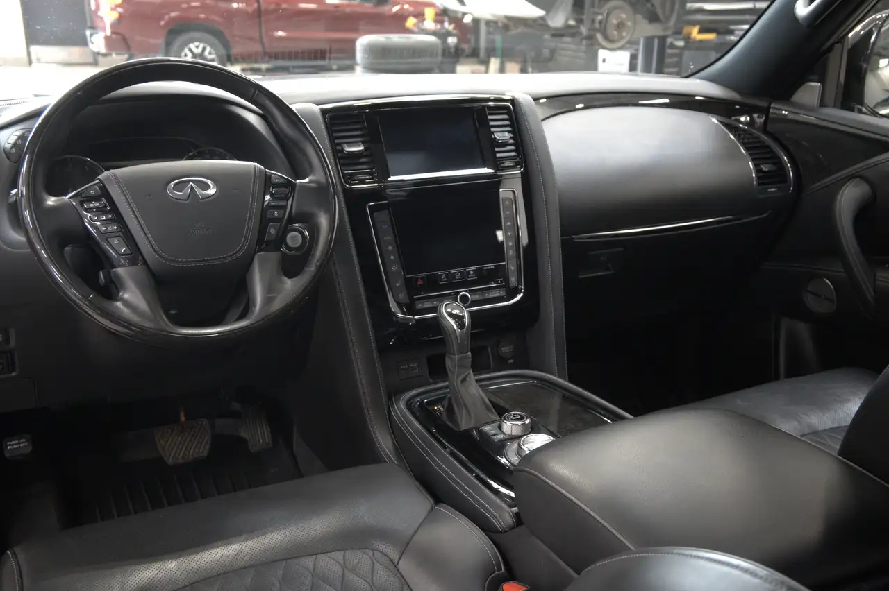 Infiniti QX80 снимка Infiniti QX80