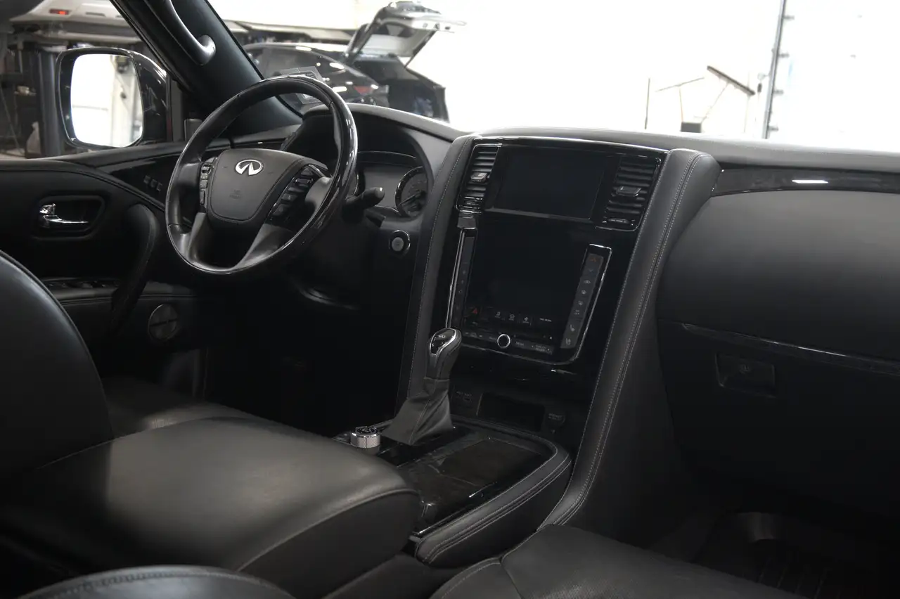 Infiniti QX80 снимка Infiniti QX80