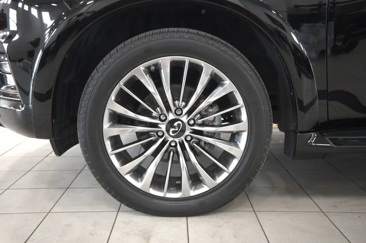Infiniti QX80 снимка Infiniti QX80