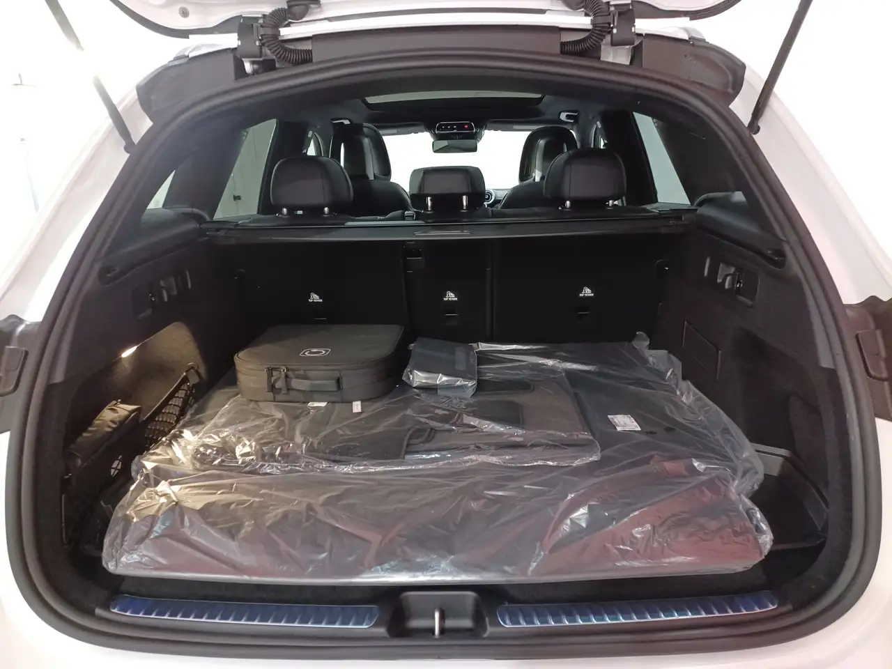 Mercedes-Benz GLC снимка Mercedes-Benz GLC