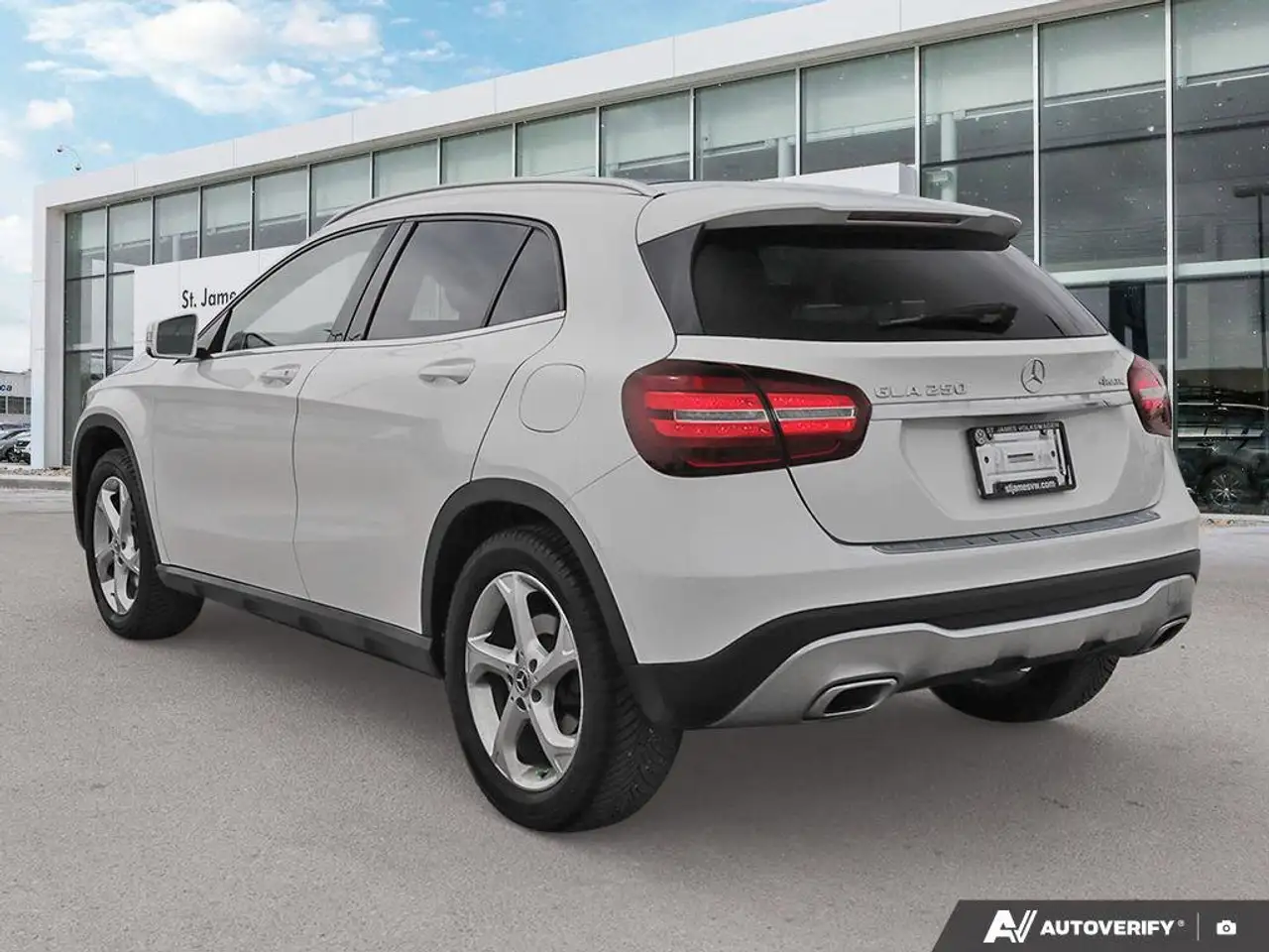 Mercedes-Benz GLA снимка Mercedes-Benz GLA