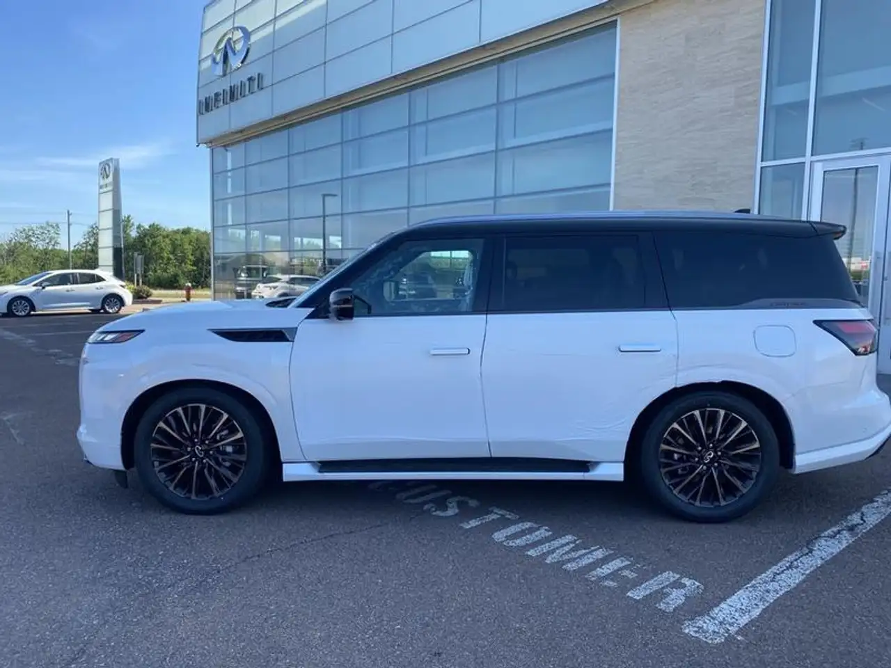 Infiniti QX80 снимка Infiniti QX80