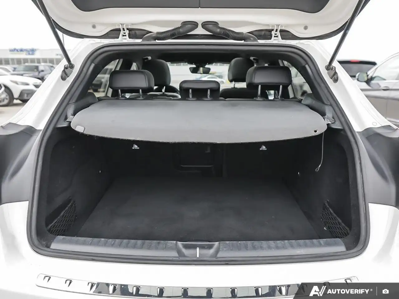 Mercedes-Benz GLA снимка Mercedes-Benz GLA