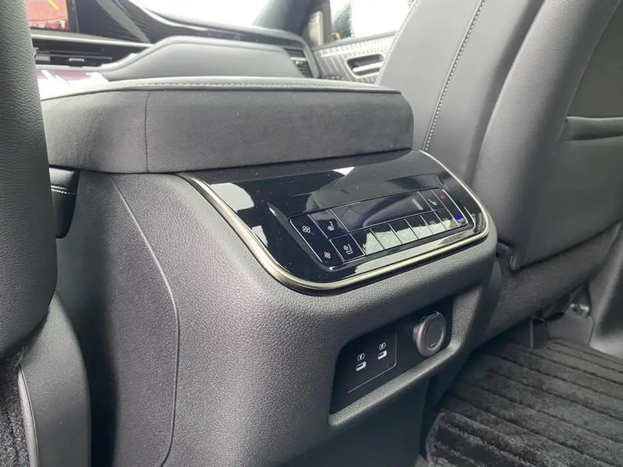 Infiniti QX80 снимка Infiniti QX80