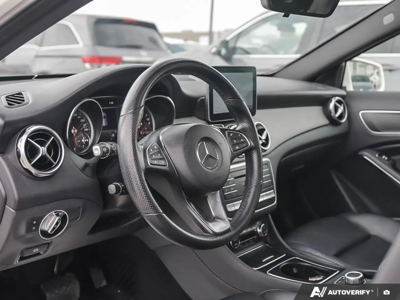 Mercedes-Benz GLA снимка Mercedes-Benz GLA