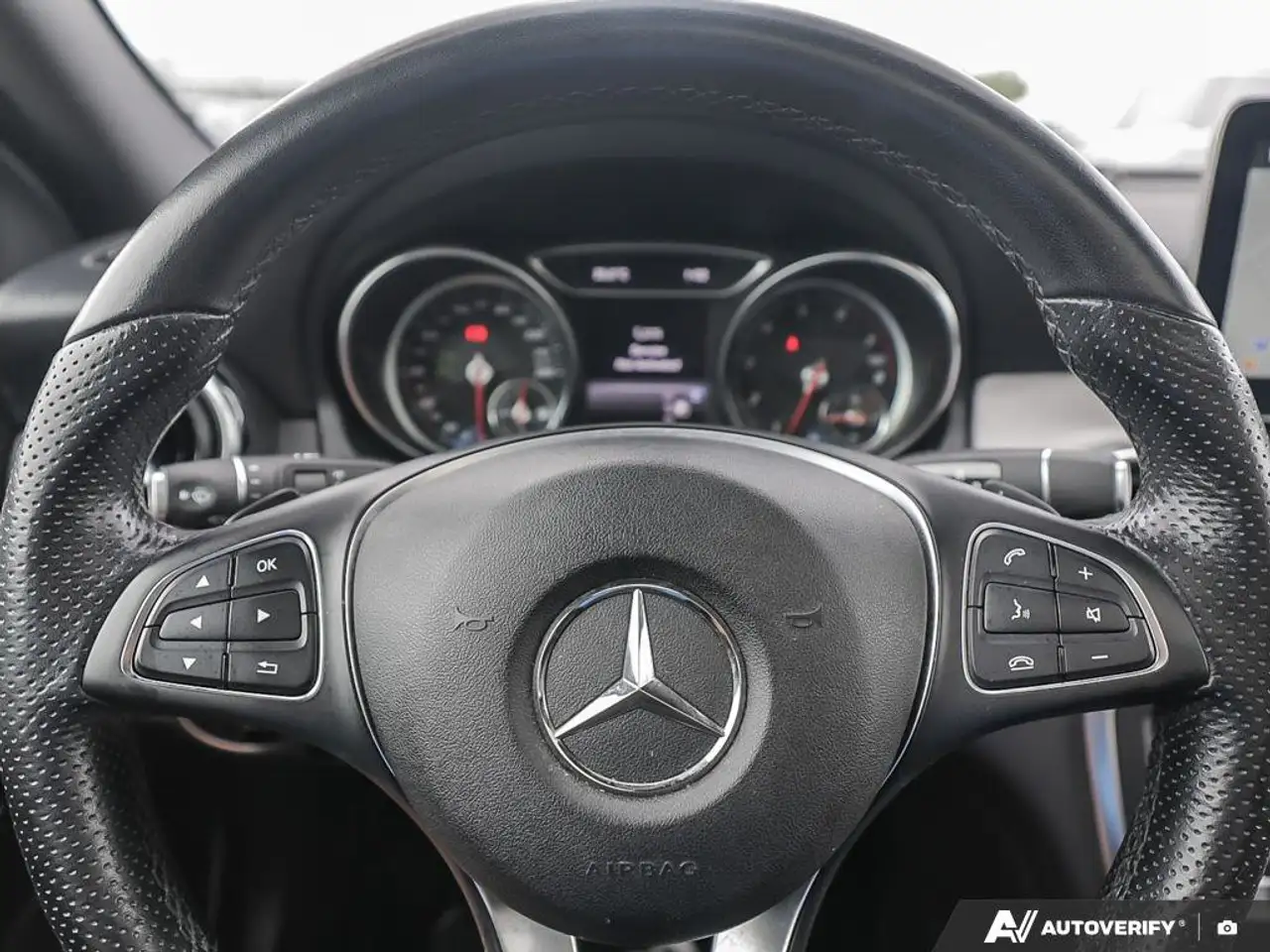 Mercedes-Benz GLA снимка Mercedes-Benz GLA