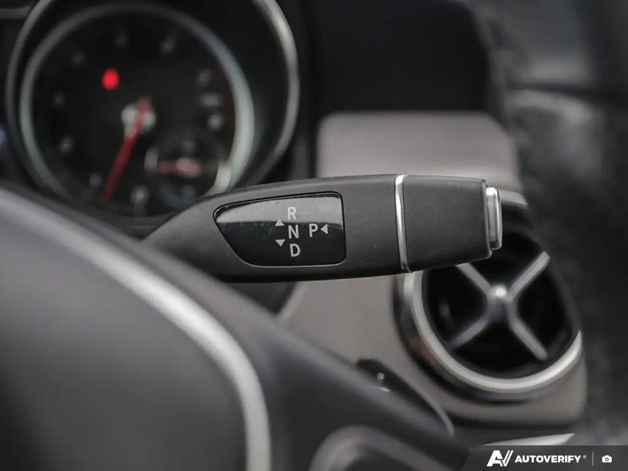 Mercedes-Benz GLA снимка Mercedes-Benz GLA