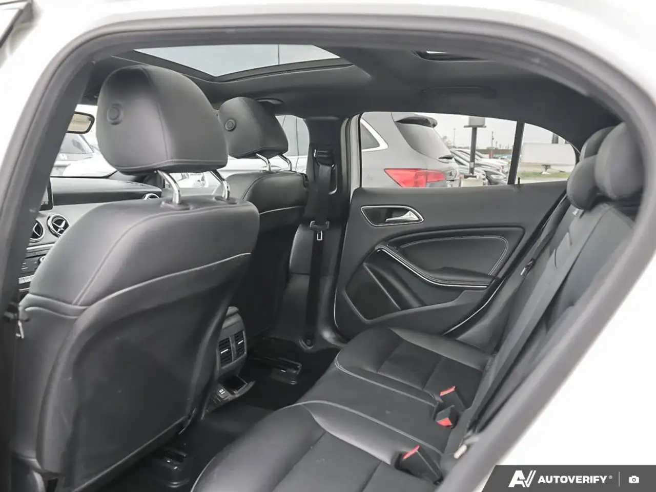 Mercedes-Benz GLA снимка Mercedes-Benz GLA