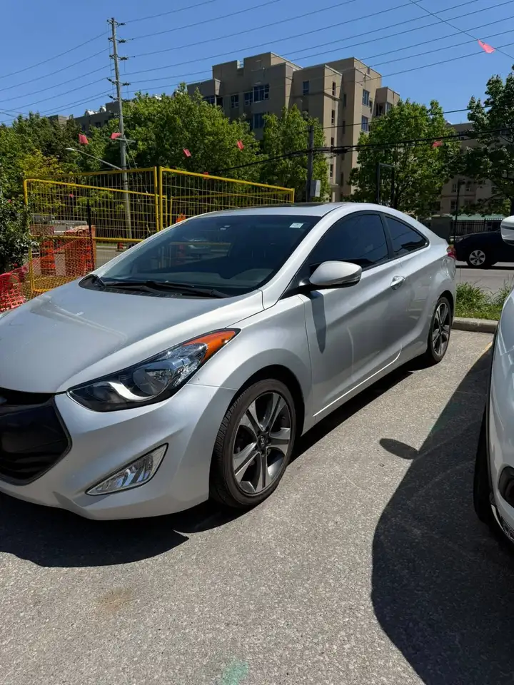 Hyundai ELANTRA photo Hyundai ELANTRA