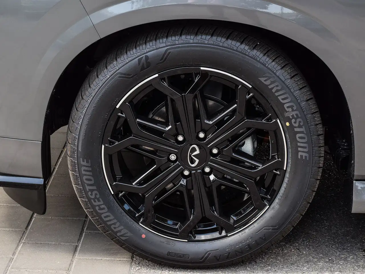Infiniti QX80 снимка Infiniti QX80