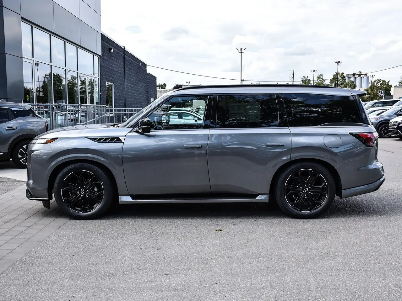 Infiniti QX80 снимка Infiniti QX80