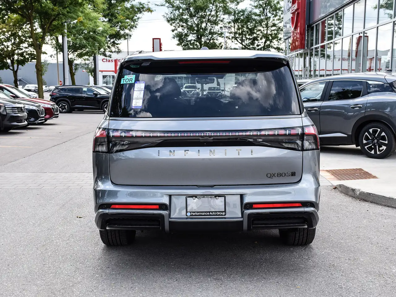 Infiniti QX80 снимка Infiniti QX80