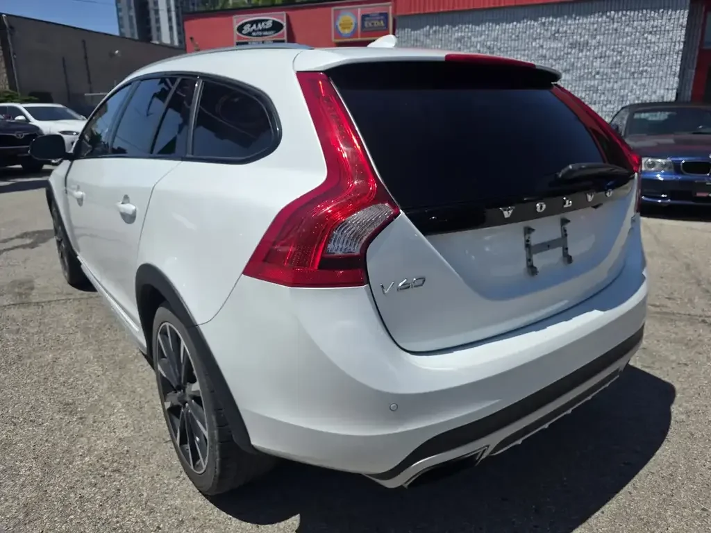 Volvo V60 Cross Country снимка Volvo V60 Cross Country