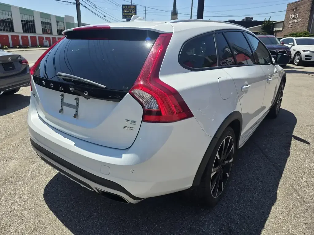 Volvo V60 Cross Country снимка Volvo V60 Cross Country