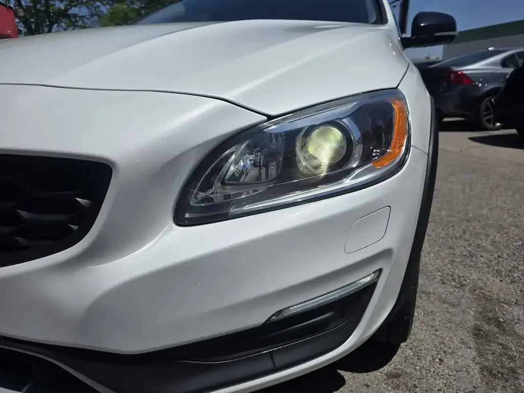 Volvo V60 Cross Country снимка Volvo V60 Cross Country