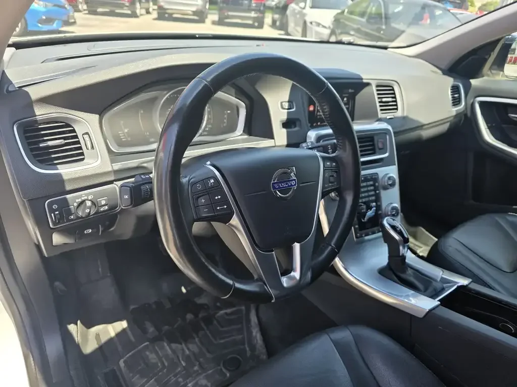 Volvo V60 Cross Country снимка Volvo V60 Cross Country