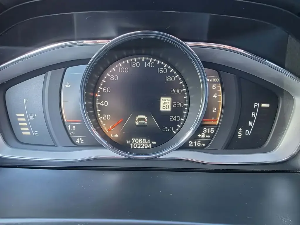 Volvo V60 Cross Country снимка Volvo V60 Cross Country