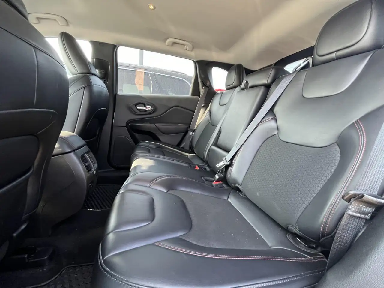 Jeep Cherokee снимка Jeep Cherokee