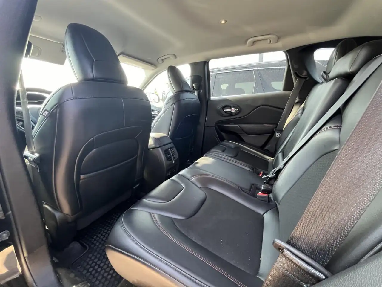 Jeep Cherokee снимка Jeep Cherokee