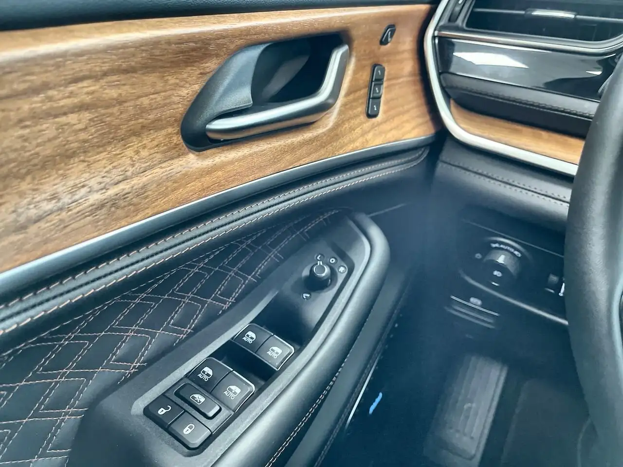 Jeep Grand Cherokee снимка Jeep Grand Cherokee