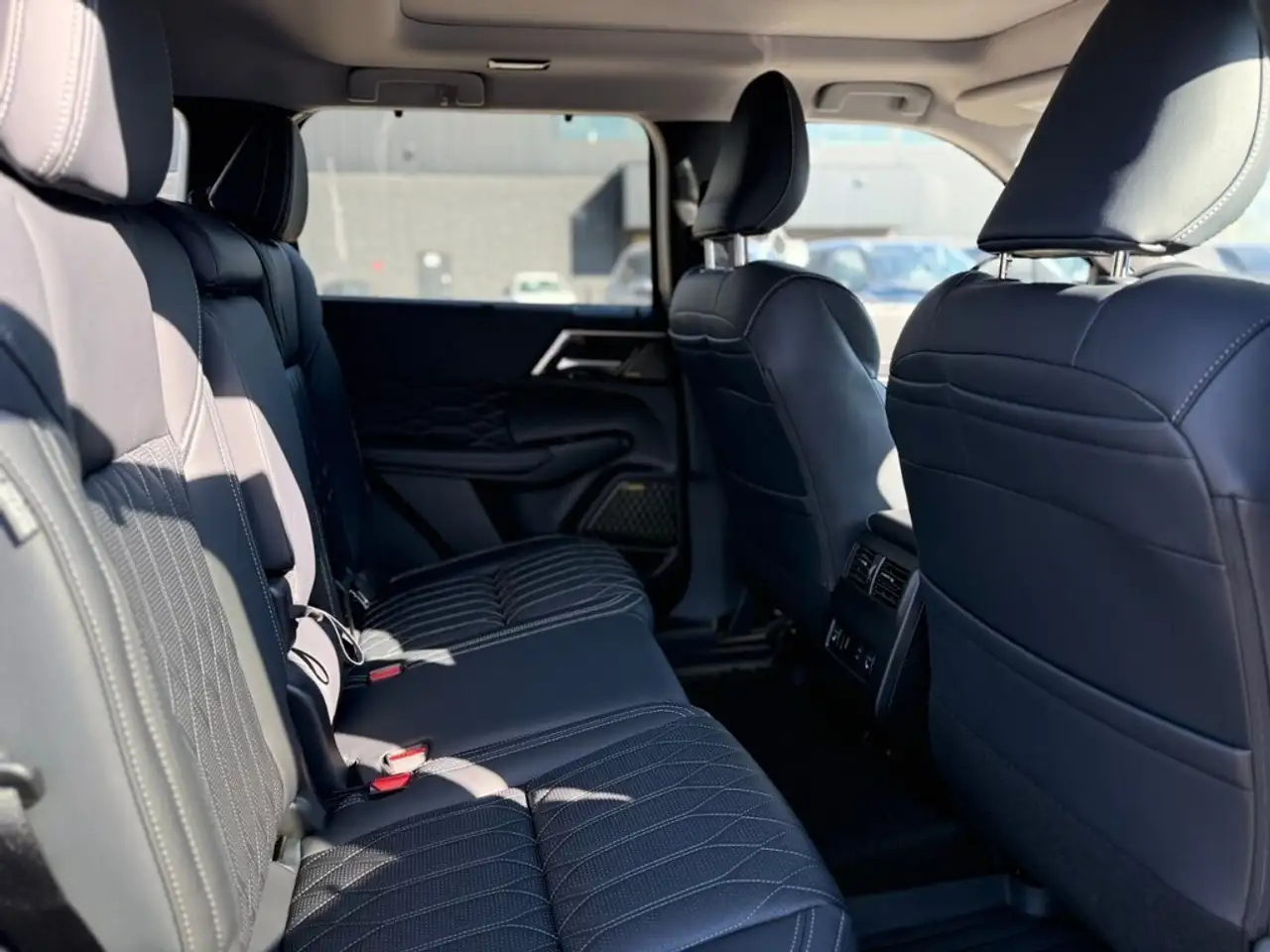 Mitsubishi Outlander photo Mitsubishi Outlander