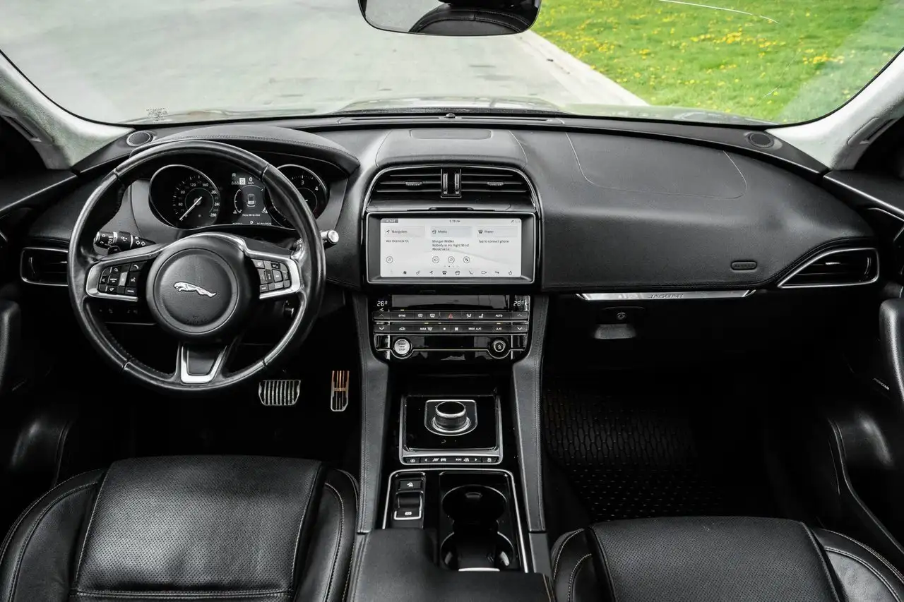 Jaguar F-Pace photo Jaguar F-Pace