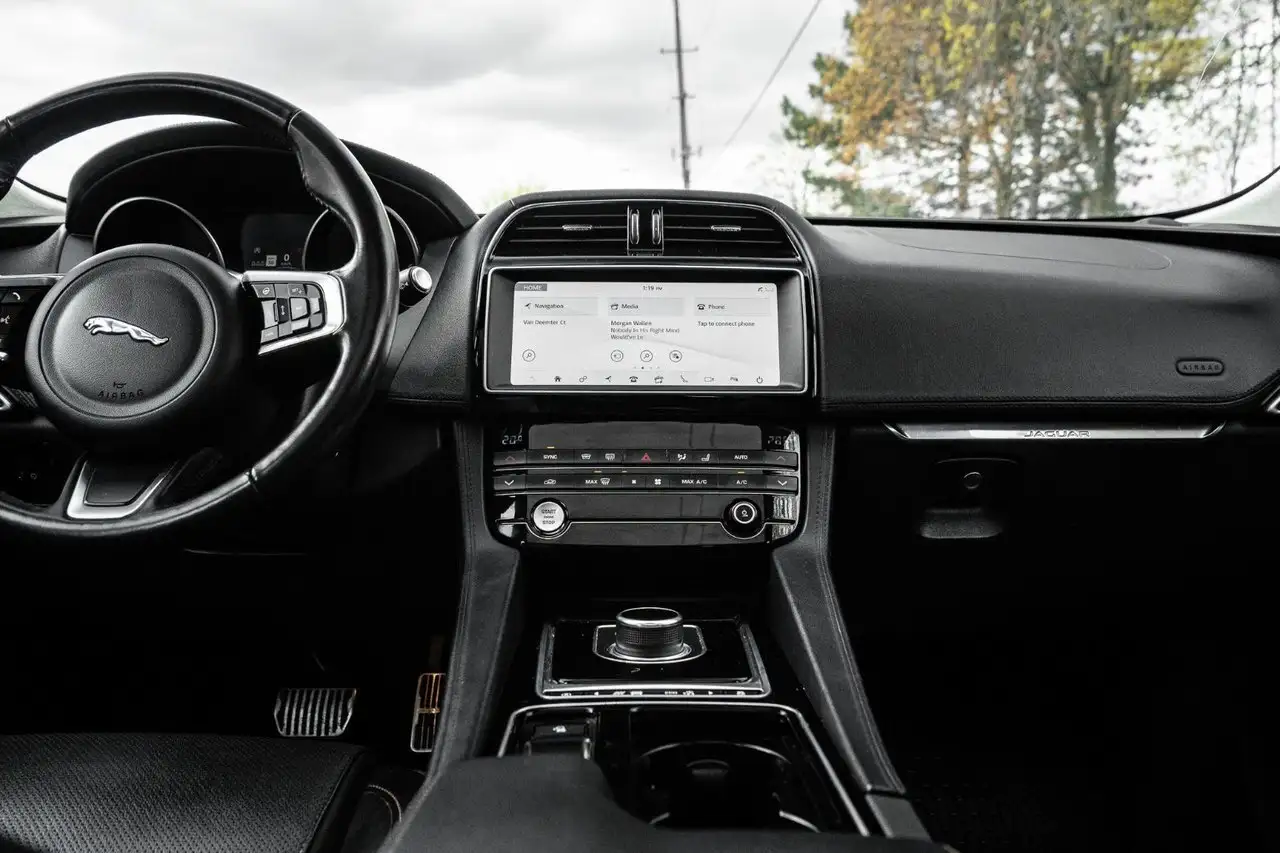Jaguar F-Pace photo Jaguar F-Pace
