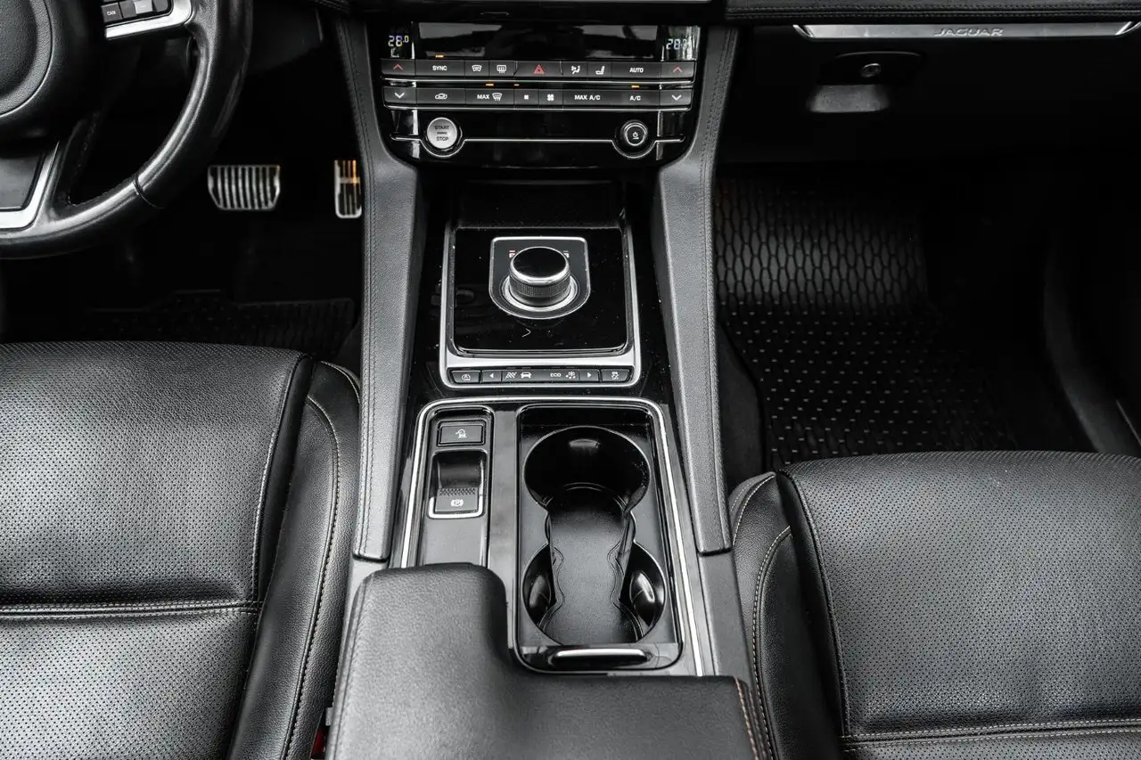 Jaguar F-Pace photo Jaguar F-Pace