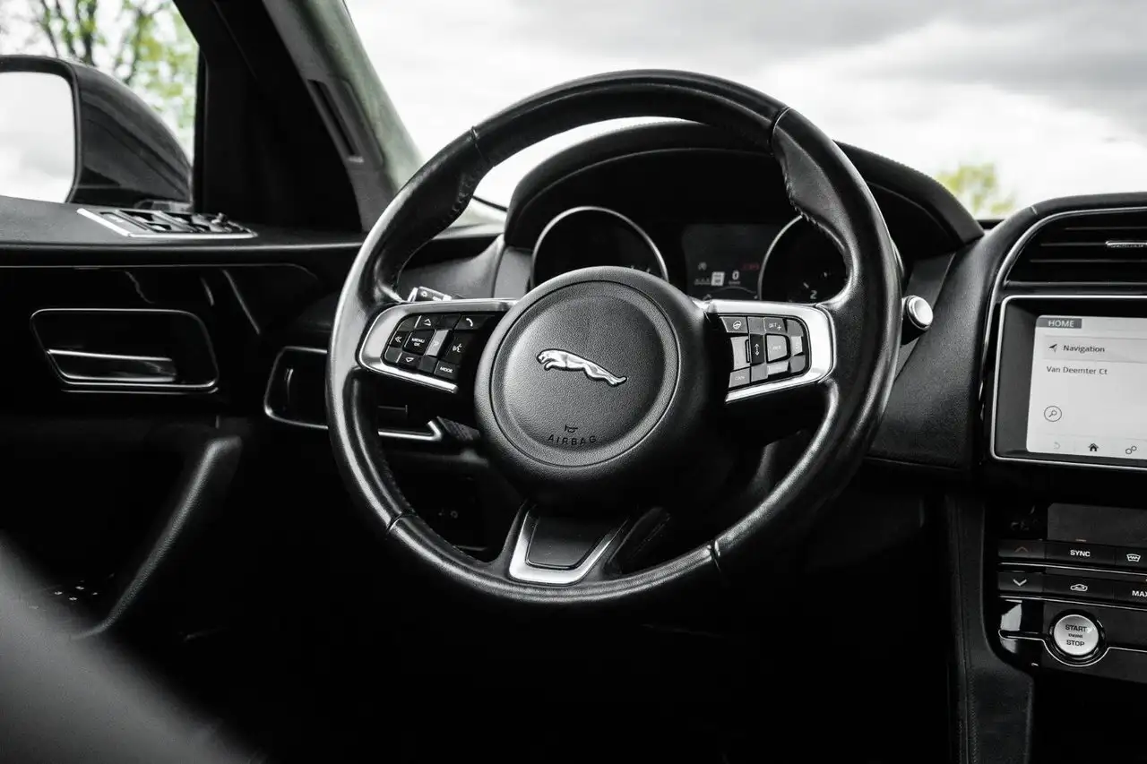 Jaguar F-Pace photo Jaguar F-Pace