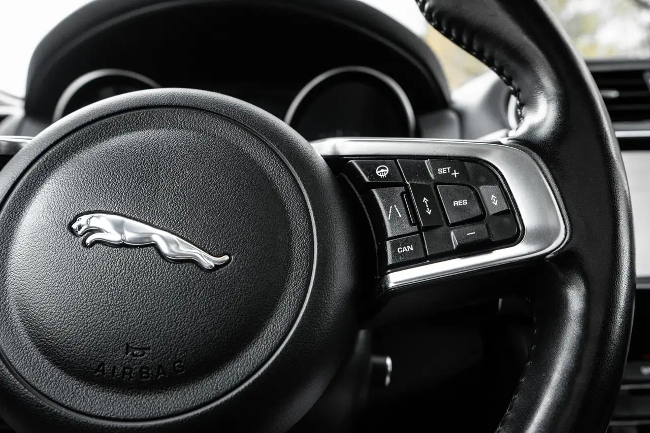 Jaguar F-Pace photo Jaguar F-Pace