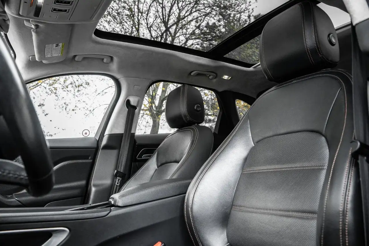 Jaguar F-Pace photo Jaguar F-Pace