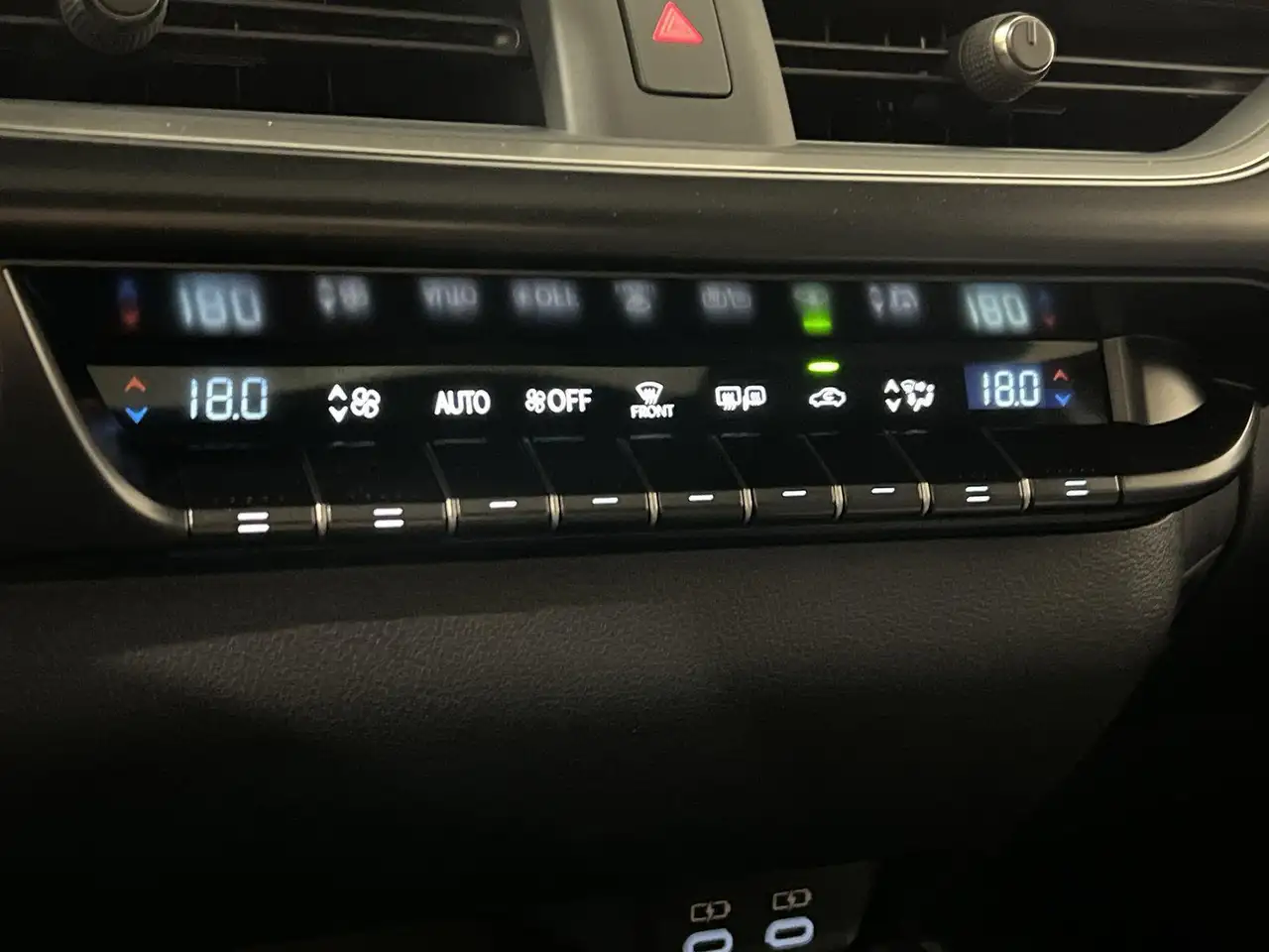Lexus UX снимка Lexus UX