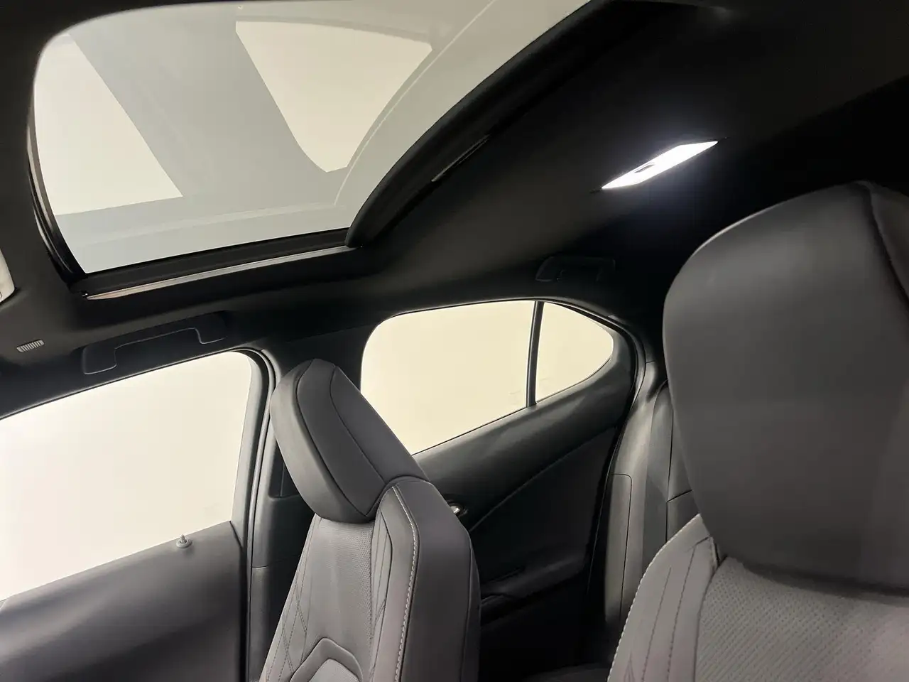 Lexus UX снимка Lexus UX