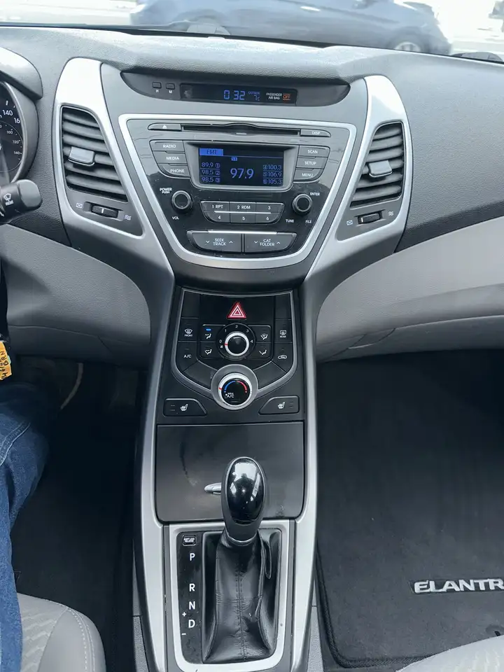 Hyundai ELANTRA снимка Hyundai ELANTRA